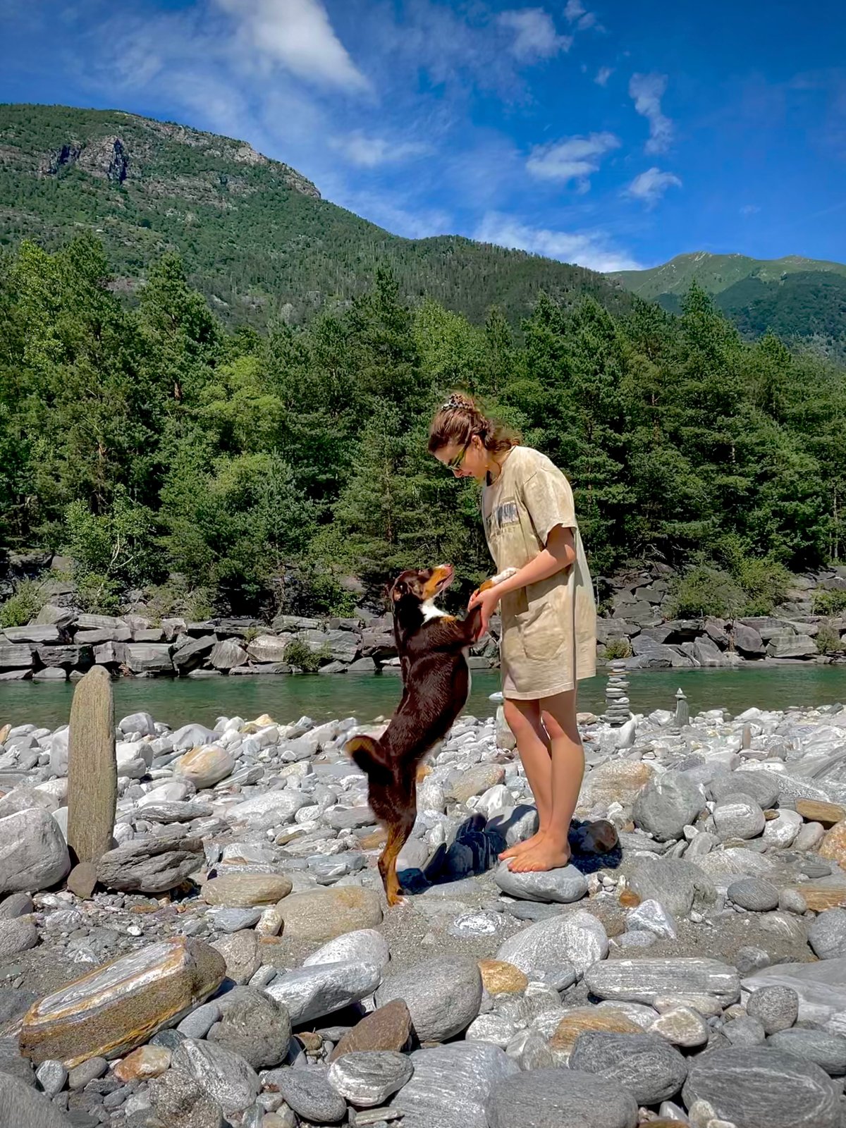 Victoria con il suo cane in montagna — fotografia dalla sua biografia